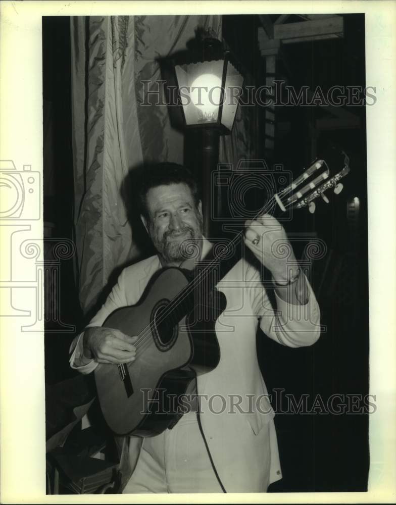 1989 Press Photo Guitarist Elario Locano Performs In New Orleans, Cape Dell Arts - Historic Images