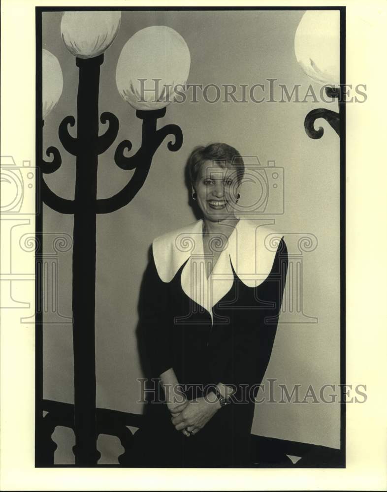 1990 Press Photo Christine Linke at Lutheran High auction - Historic Images