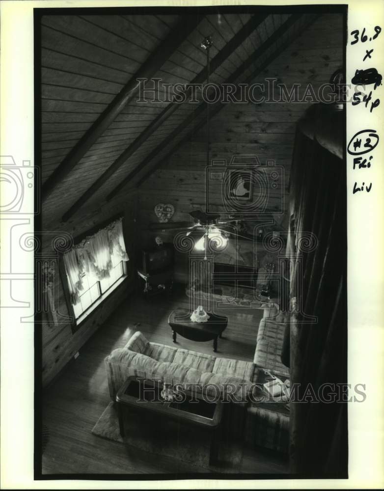 1993 Press Photo The living room in Darnell and Michael Comeaux&#39;s log cabin - Historic Images