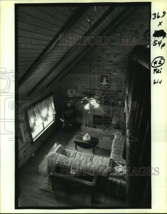 1993 Press Photo The living room in Darnell and Michael Comeaux's log cabin - Historic Images