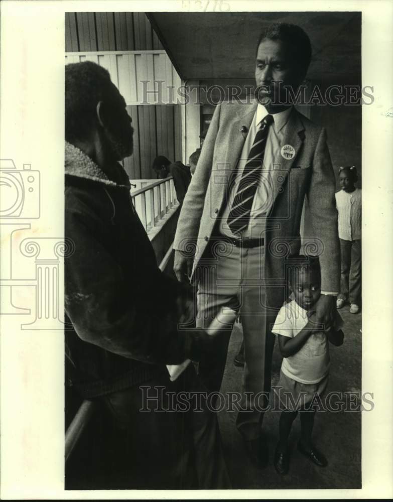 1986 Press Photo New Orleans Mayoral candidate Rudy Lombard at Fischer Housing - Historic Images