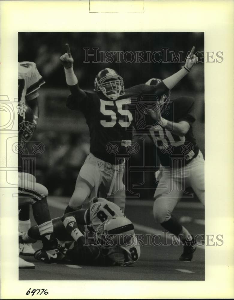 1990 Press Photo Alabama #55 Antonio London, celebrates tackle of Pee Wee Smith - Historic Images