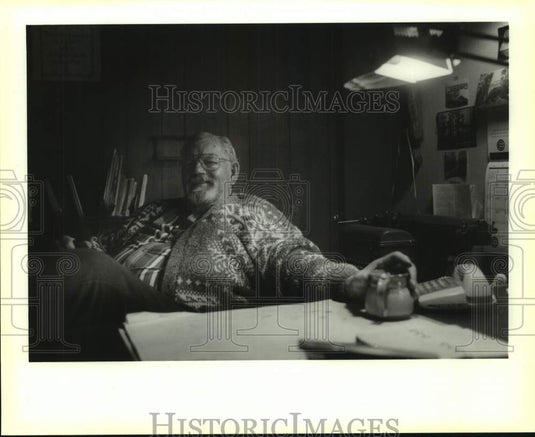 1993 Press Photo Bert Locker relaxing after a long day at work - Historic Images
