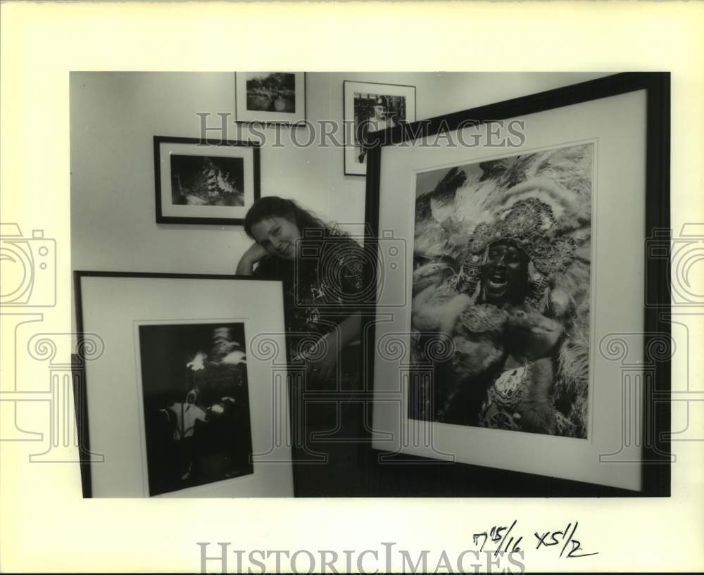 1990 Press Photo Pat Jolly, sits among her works at the Dashka Roth Gallery - Historic Images