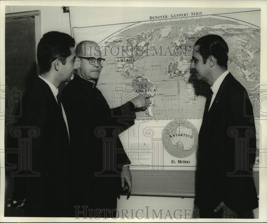 Press Photo Brazilian planners visit Loyola University's Inter-American Center - Historic Images