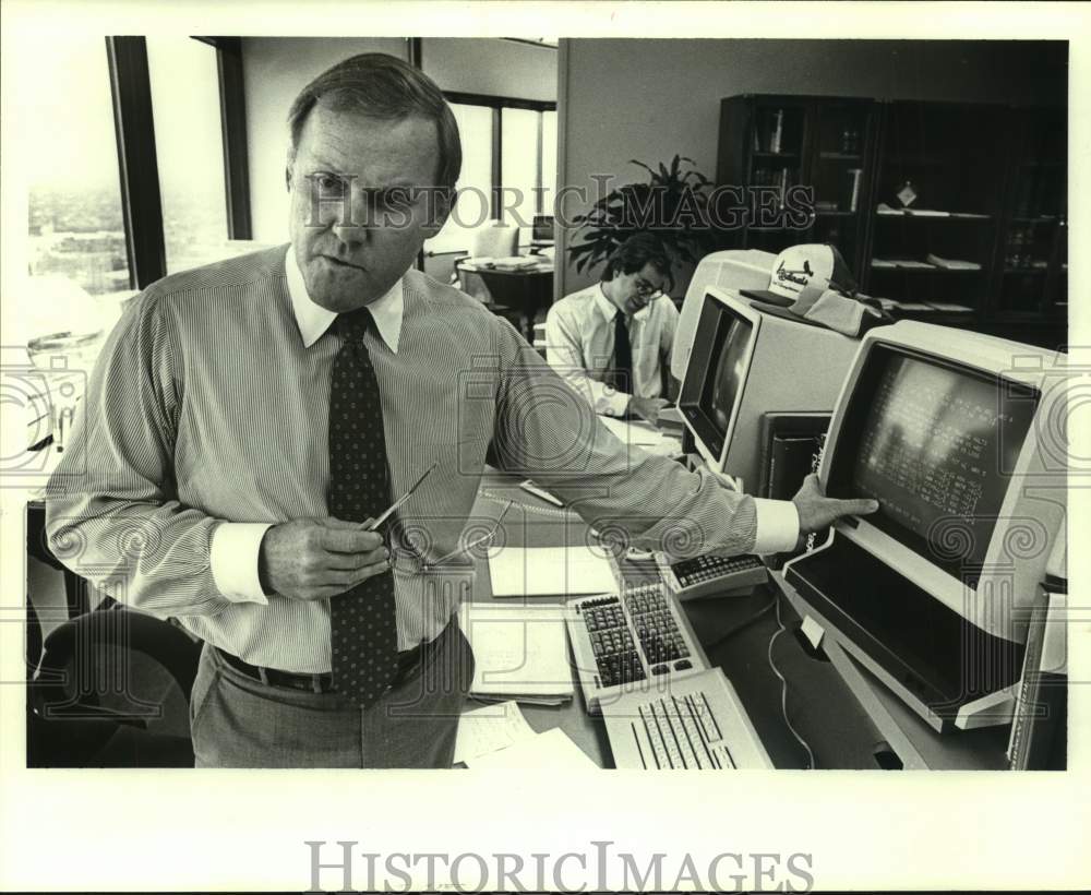 1987 Press Photo Doug Johnson, Computer Analyst at his work desk - Historic Images