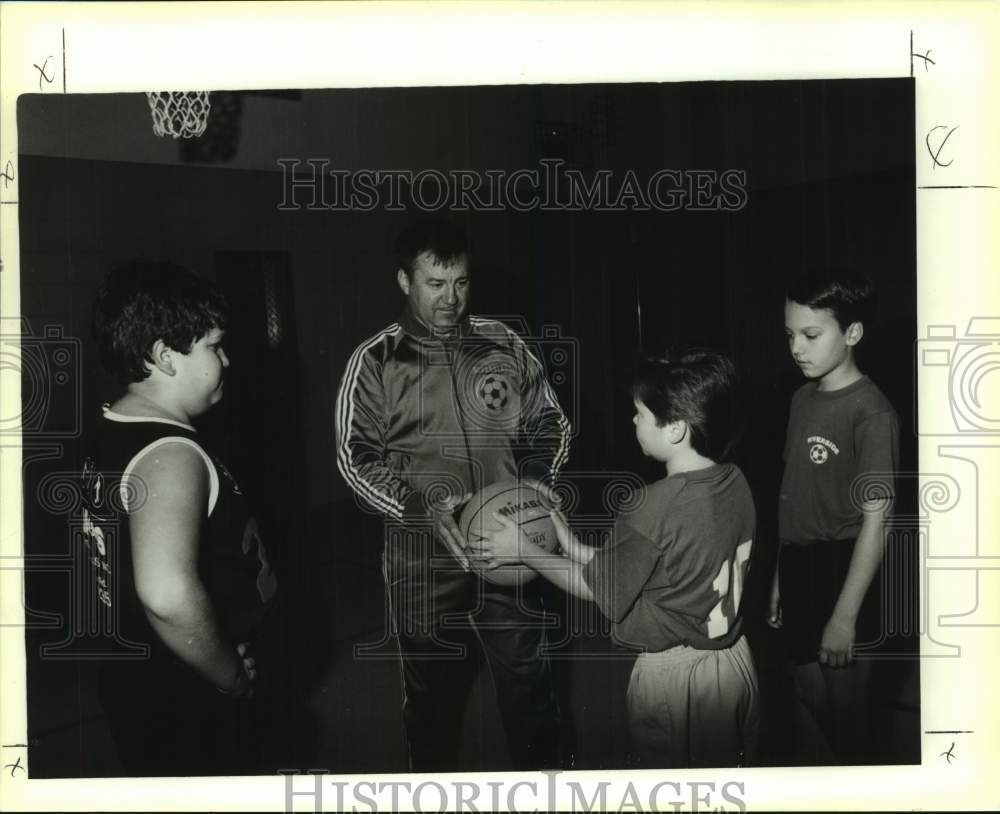 1991 Press Photo Basketball - Don Johnson with First Christian League members - Historic Images