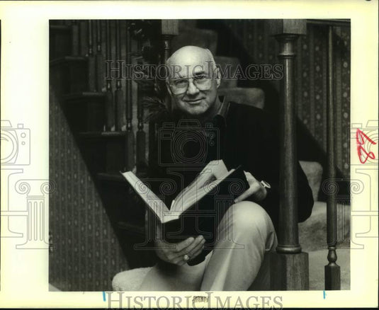 1988 Press Photo Former football star, Les Kennedy at his home - Historic Images