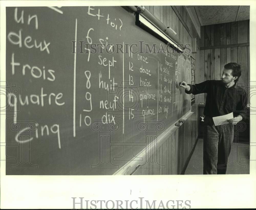 1987 Press Photo Didier Loisel, Frenchman teaching French in the Codofil program - Historic Images