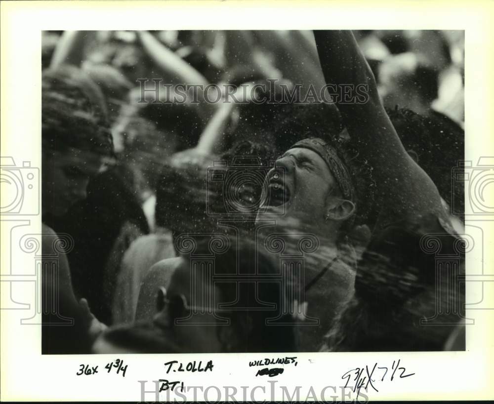 1993 Press Photo Spectator at the Lollapalooza enjoying a cool spray of water - Historic Images