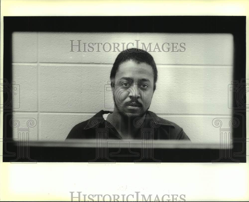 1988 Press Photo Romiro Lorando talks to a reporter from Vermillion Parish Jail. - Historic Images