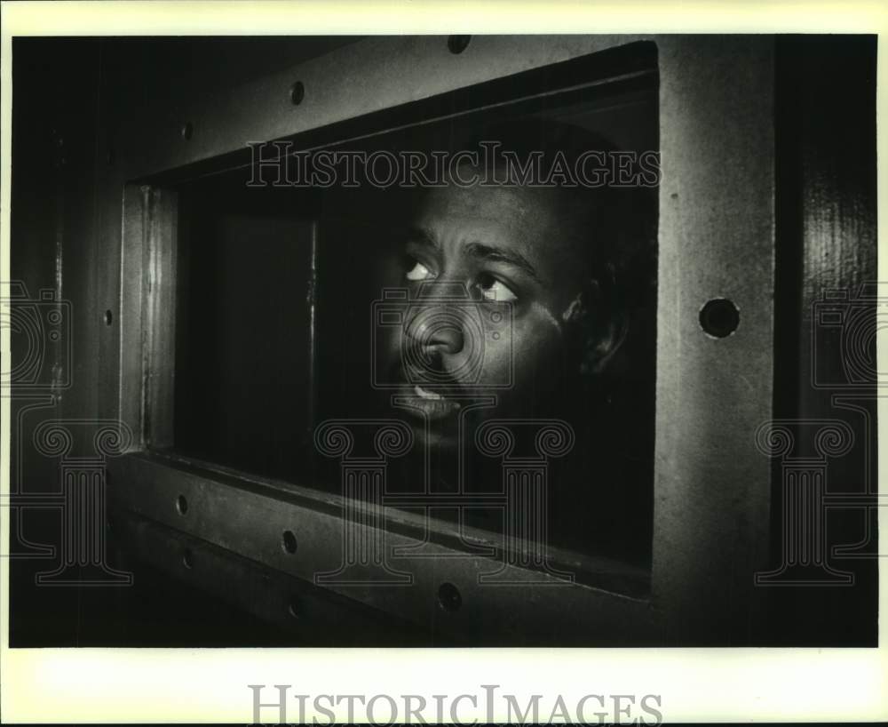 1988 Press Photo Romiro Lorando talks to a reporter at Vermillion Parish Jail. - Historic Images