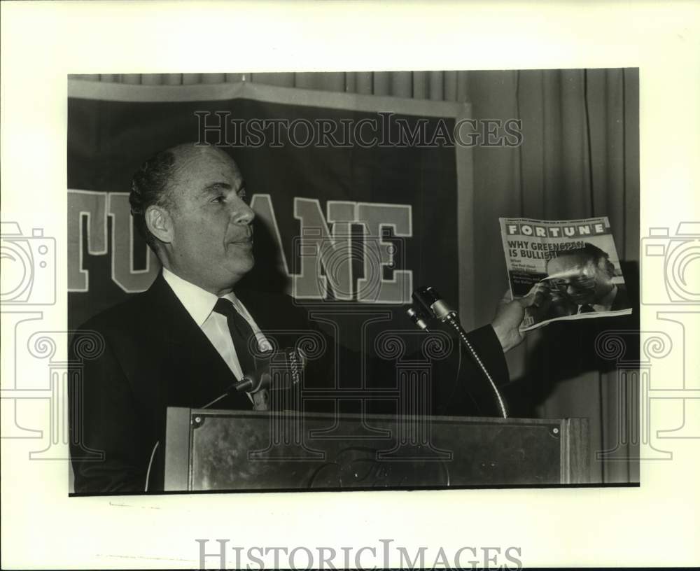 1987 Press Photo Marshall Loeb, managing editor of Fortune magazine flaunts it. - Historic Images