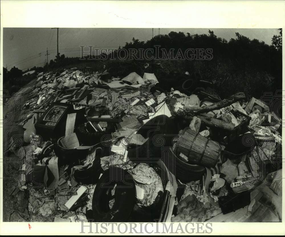 1987 Press Photo Trash and debris piles on Virtue Street in Chalmette, Louisiana - Historic Images