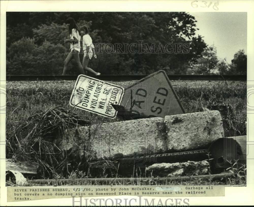 1986 Press Photo Litter found on Homewood Place in Reserve near railroad tracks - Historic Images