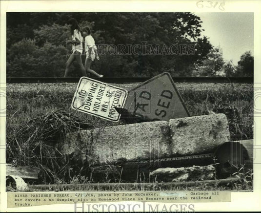 1986 Press Photo Litter found on Homewood Place in Reserve near railroad tracks - Historic Images
