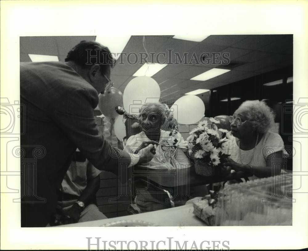 1991 Press Photo Lillian Lewis celebrates 106th birthday at Pontchartrain Hotel - Historic Images