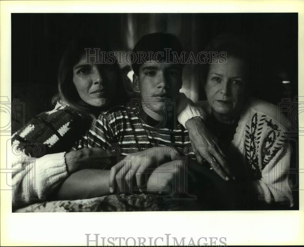 1995 Press Photo Robert Lewis, III with mother Liz &amp; grandmother Joyce at home - Historic Images