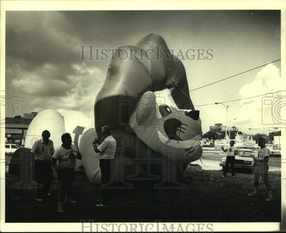 1986 Press Photo Organizers preparing blimps for Lions Convention Parade - Historic Images