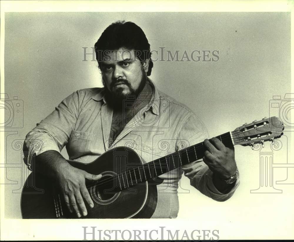 1987 Press Photo Alfonso Lobo, who wrote a song called &quot;Freedom Fighter&quot; - Historic Images