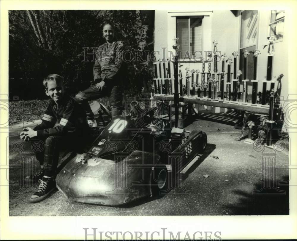 1995 Press Photo Karen Linton &amp; son Dennis display their racing carts &amp; trophies - Historic Images