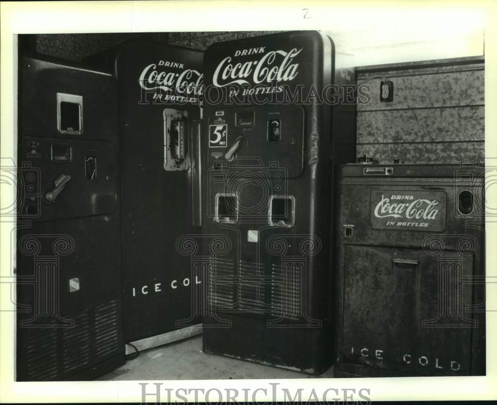 1991 Press Photo Coca-Cola Machines waiting to be restored at Jim Lint&#39;s Garage - Historic Images