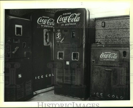 1991 Press Photo Coca-Cola Machines waiting to be restored at Jim Lint's Garage - Historic Images