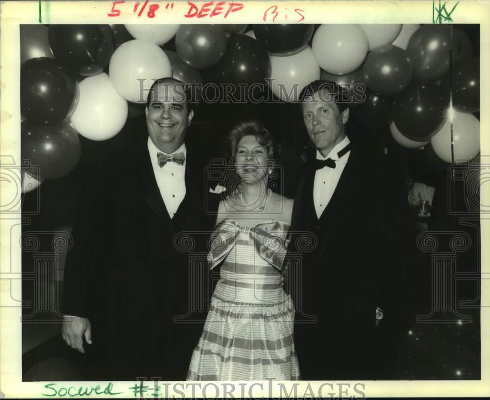 1990 Press Photo Rod &amp; Elizabeth Rodriguez, Jim Henderson at Sugar Plum Ball - Historic Images