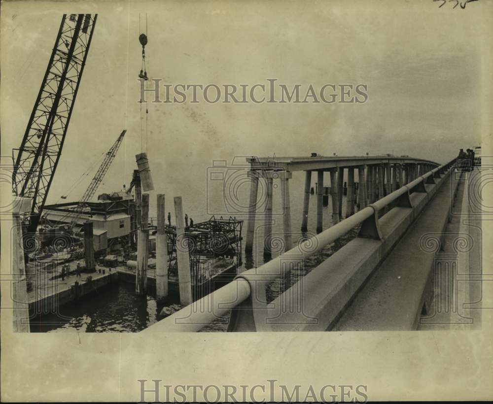 1974 Press Photo Pilling replacement work on the Lake Pontchartrain Causeway-Historic Images