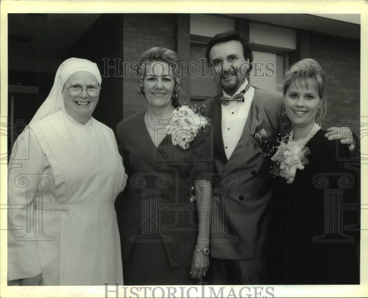 1994 Press Photo  Attendees at Little Sisters Of The Poor Event - Historic Images