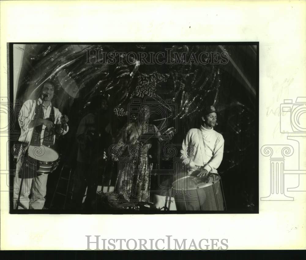 1994 Press Photo Members Of Banda Logun Play Brazilian-Based Music, Cafe Bazil - Historic Images