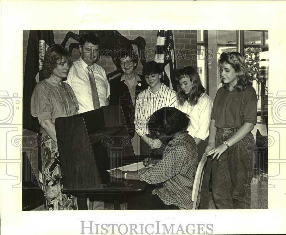 1988 Press Photo SCUP sponsors watch Keshonka Barthelemy sign clean up program - Historic Images