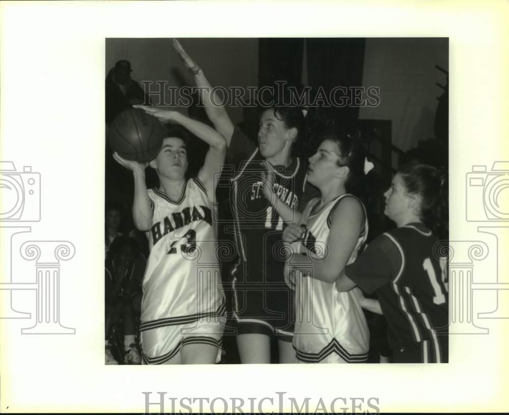 1992 Press Photo Basketball - Ashley Lopez of Hannan against St. Bernard players - Historic Images