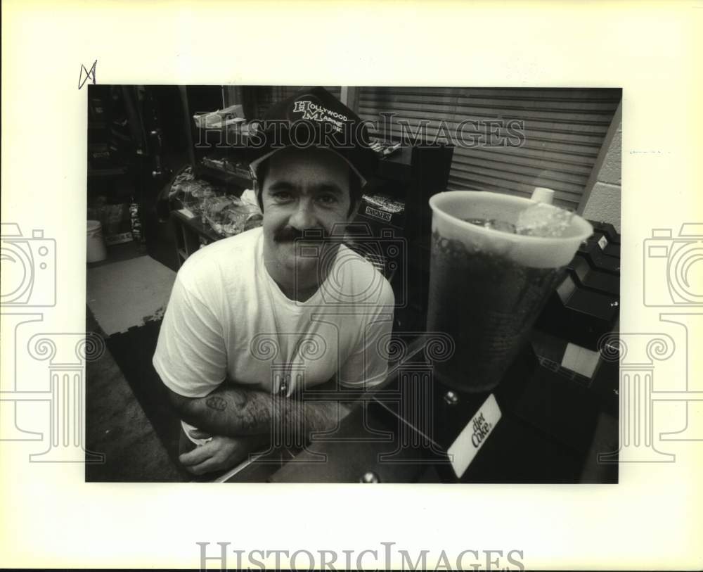 1991 Press Photo Mike Hennessey, Terrytown play ground volunteer - Historic Images