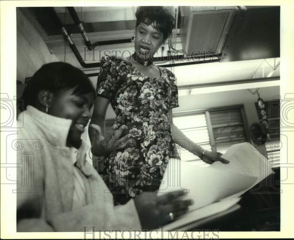 1993 Press Photo Sarah Herring helps Lakeisha Williams with writing assignment - Historic Images