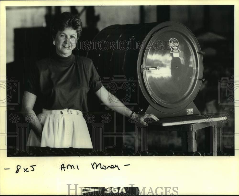 1990 Press Photo Ann Henkel poses with an oven her Hammond based company makes - Historic Images