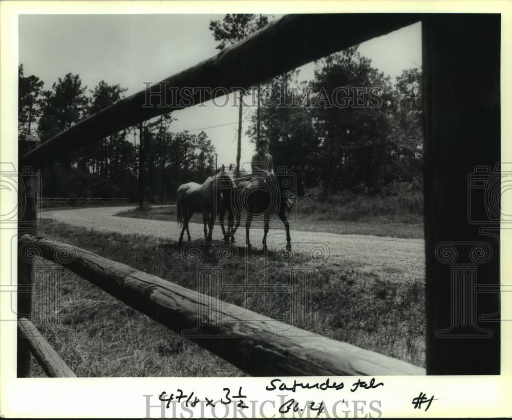 1990 Press Photo Blair Jones brings a couple of horses to uncle Biff Jones place - Historic Images