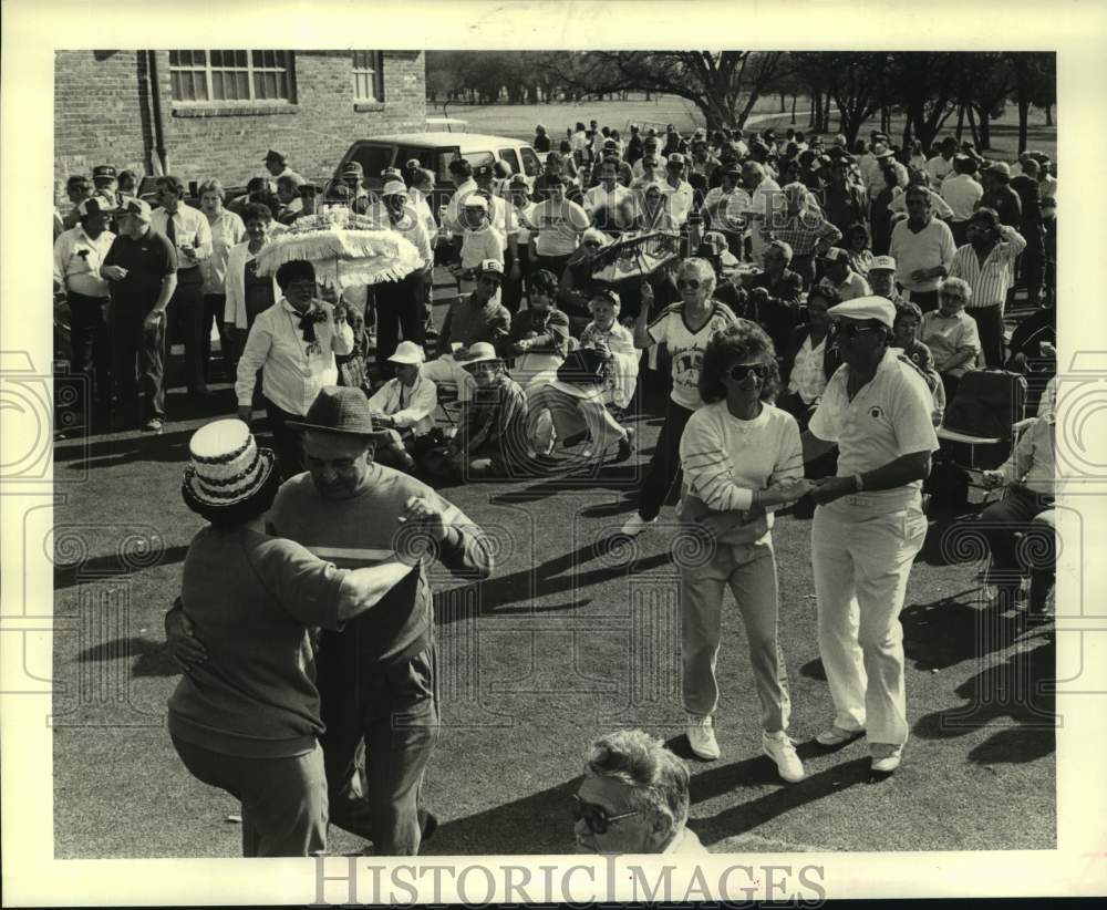 1987 Press Photo People Dance &amp; Eat At Italian Open, City Park, New Orleans - Historic Images