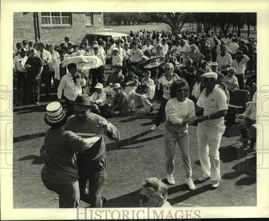 1987 Press Photo People Dance & Eat At Italian Open, City Park, New Orleans - Historic Images