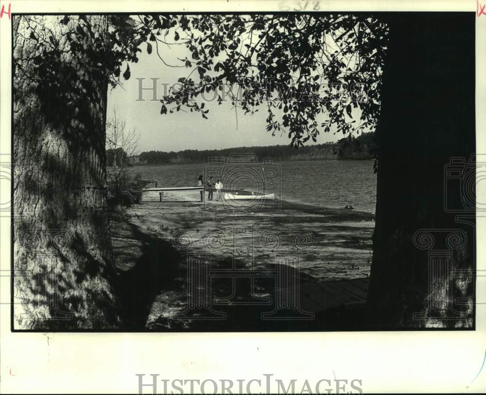 1986 Press Photo Vacationers Stroll In Paul B. Johnson State Park, Mississippi - Historic Images