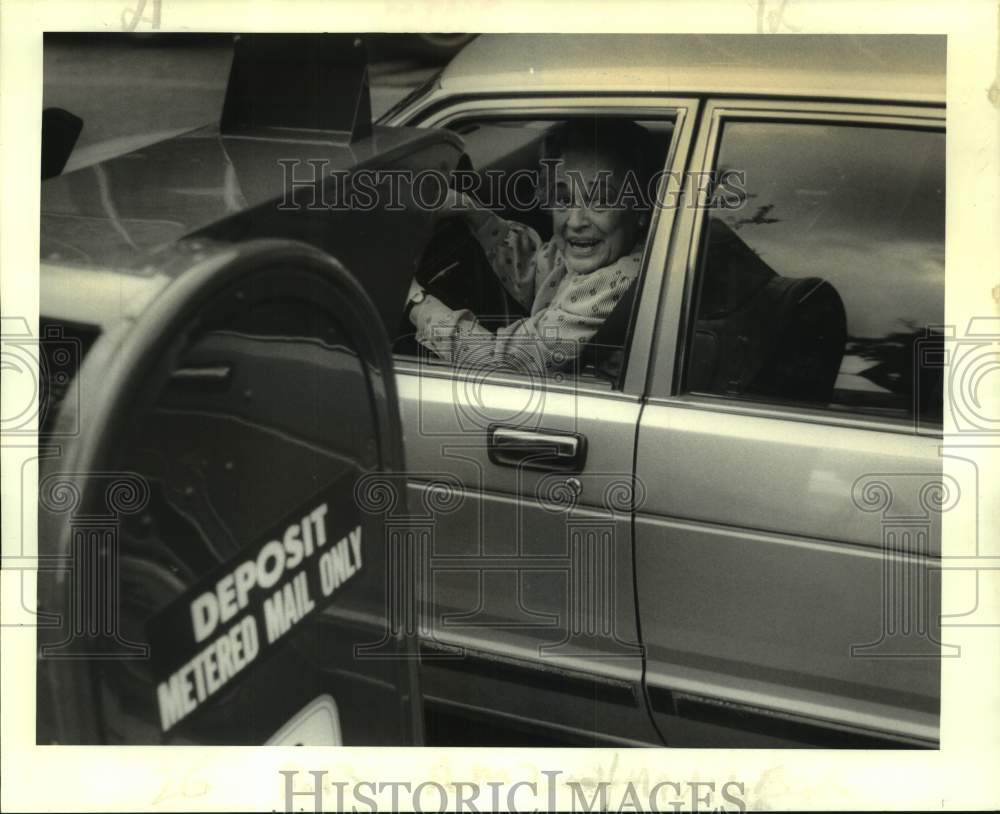 1986 Press Photo Martha Ball reacts to talking meter box at the main post office - Historic Images