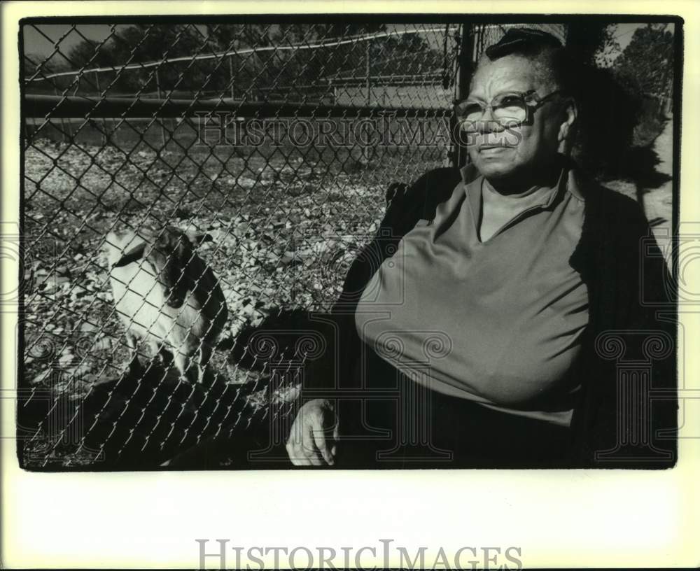 1988 Press Photo Nancy Henderson of Gretna shown with a goat - Historic Images