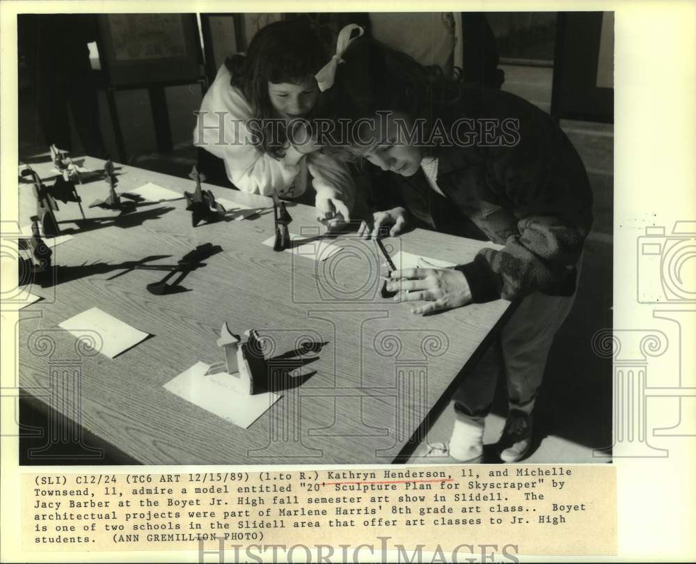 1989 Press Photo Kathyrn Henderson and Michelle Townsend admire a model at show - Historic Images