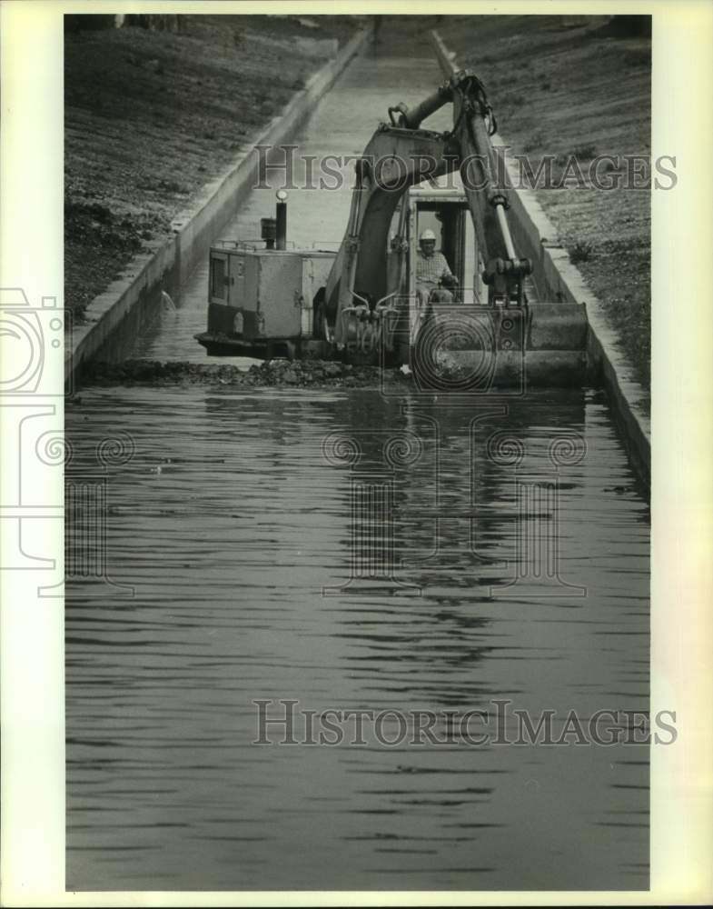 1989 Press Photo Wayne Gaudin Operates Backhoe In Magellan Canal Levee Project - Historic Images