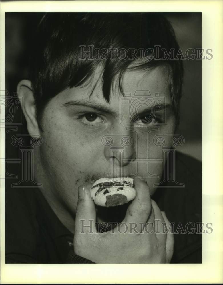 1989 Press Photo Christmas party guest from Magnolia School enjoying cookie. - Historic Images