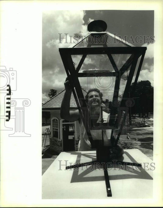 1995 Press Photo David Giammolva installs gas lantern at the gate of subdivision - Historic Images