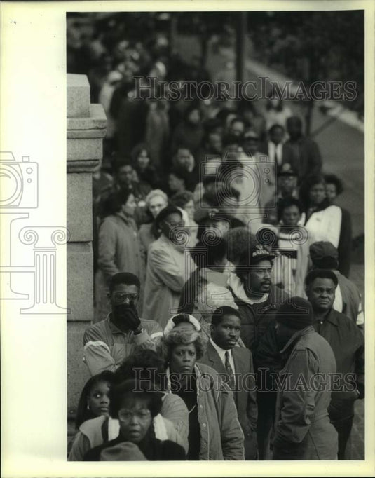1989 Press Photo People wait outside Gallier Hall to view Dutch Morial's body - Historic Images