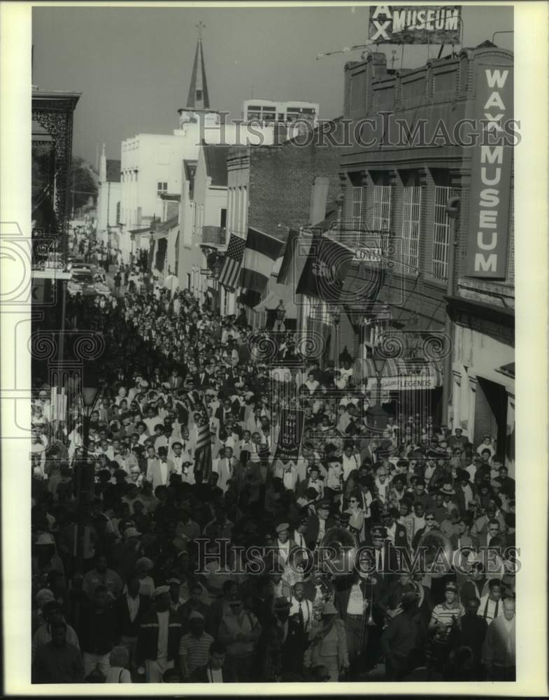 1989 Press Photo People move down Conti St. during Mayor Dutch Morial funeral - Historic Images