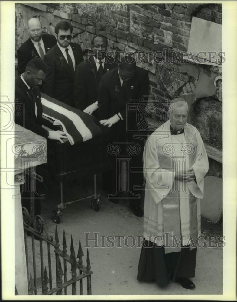 1989 Press Photo Former Archbishop Philip Hannan leads coffin of Mayor Morial - Historic Images