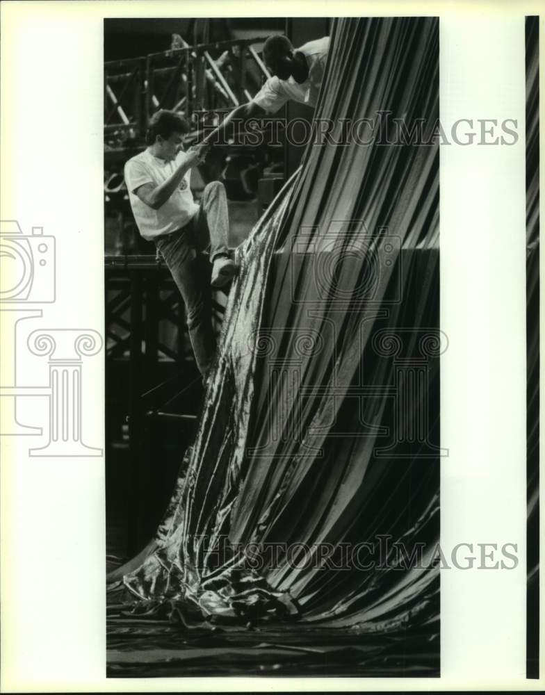 1991 Press Photo Bernard Garnett helps Robin Pati both of Mardi Gras Productions - Historic Images